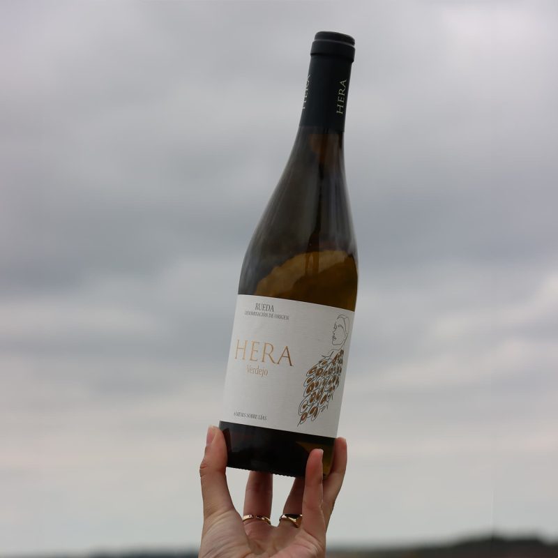 Botella Imagen Vinos Hera Verdejo en campo Botella Imagen Vinos Hera Verdejo en campo